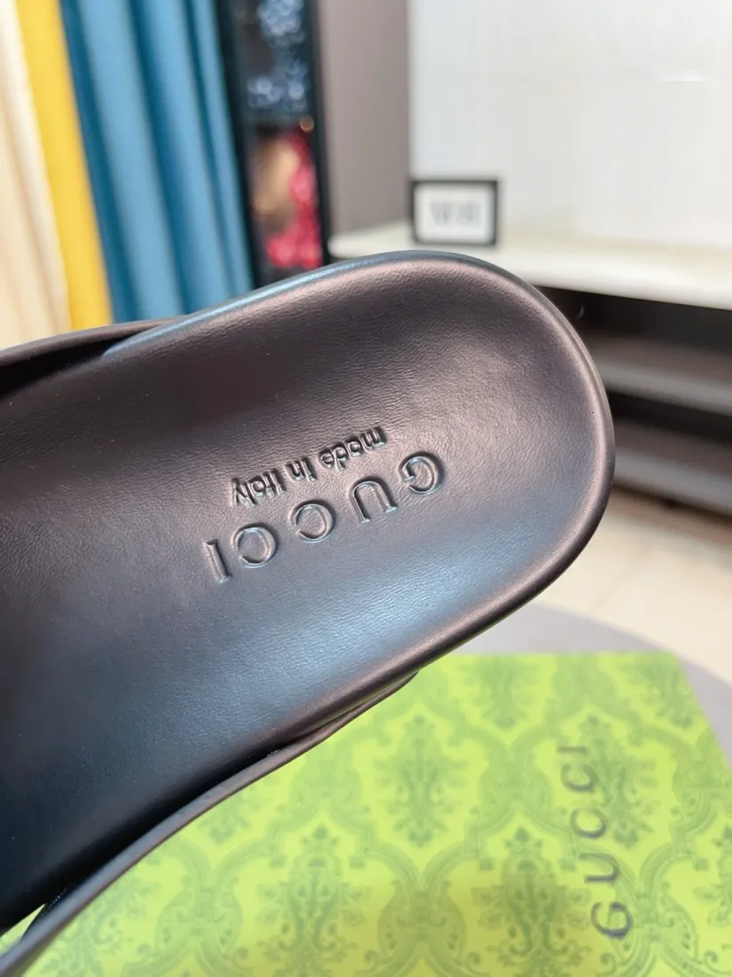 Men's Men's Shoes💰300🌸🌸【GUCCI New Style】This slipper is made of GG polyester fiber and is decorated with the Gucci label on the front, adding a bold logo feel to the style. "Gucci Made in Italy" stamped label Rubber sole Flat Made in Italy Men's sizes 39 to 45, (46. Customized